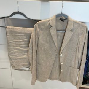 Theory jacket pant suit size 4 jacket and size 6 pants beige light fit. Nice fit